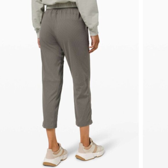 Lululemon Beyond the Studio Cropped Pants Size 4 in Grey Sage Lightweight - Picture 8 of 14